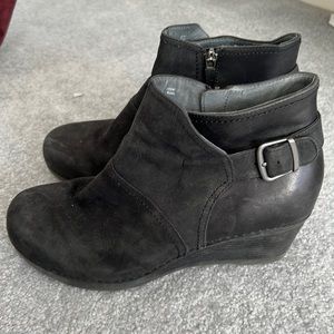 DANSKO wedge boots. Black leather and suede.